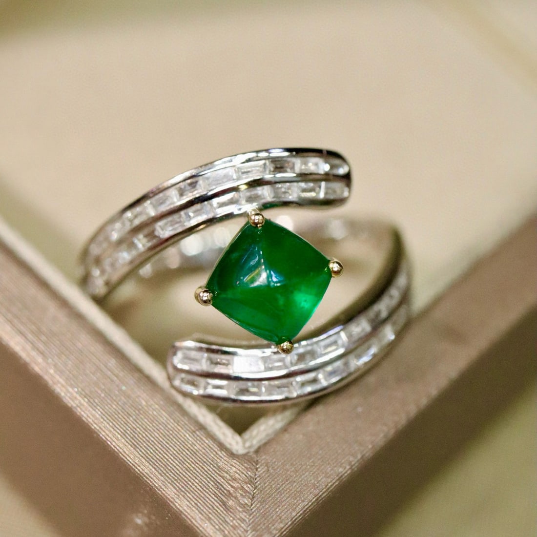 14k Gold 1.41 Ctw Natural Emerald & Diamond Ring: Ref:231029128 // gold content:14k gold // ring size:7. 25us // // main gemstone:emerald // shape:suger-loaf // carat weight:1. 01ct // clarity grade:vs-si // color:green // treatment:natural // cut gr