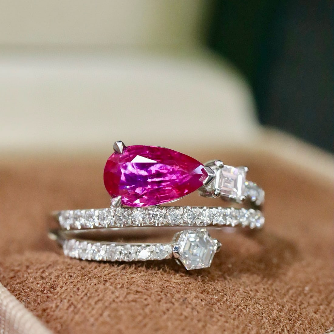 14k Gold 1.25 Ctw Natural Ruby & Diamond Ring: Ref:231029129 // gold content:14k gold // ring size:7. 25us // // main gemstone:ruby // shape:pear // carat weight:1. 02ct // clarity grade:vs-si // color:red // treatment:natural // cut grade:g // //