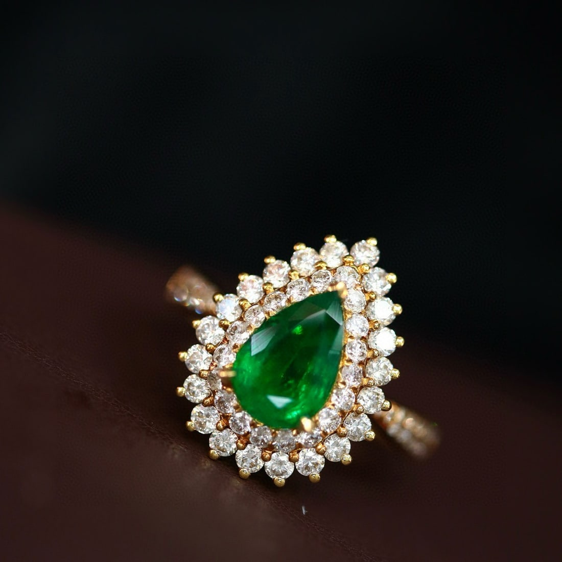 14k Gold 2.37 Ctw Natural Emerald & Diamond Ring: Ref:231029144 // gold content:14k gold // ring size:7. 25us // // main gemstone:emerald // shape:pear // carat weight:1. 01ct // color:green // treatment:natural // cut grade:g // // adjacent