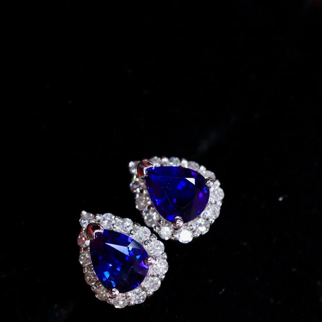 14k Gold 0.94 Ctw Natural Sapphire & Diamond Earrings: Ref:231029157 // gold content:14k gold // main gemstone:sapphire // shape:pear // carat weight:0. 8ct // color:blue // treatment:natural // cut grade:g // // adjacent gemstone 2 : diamond //
