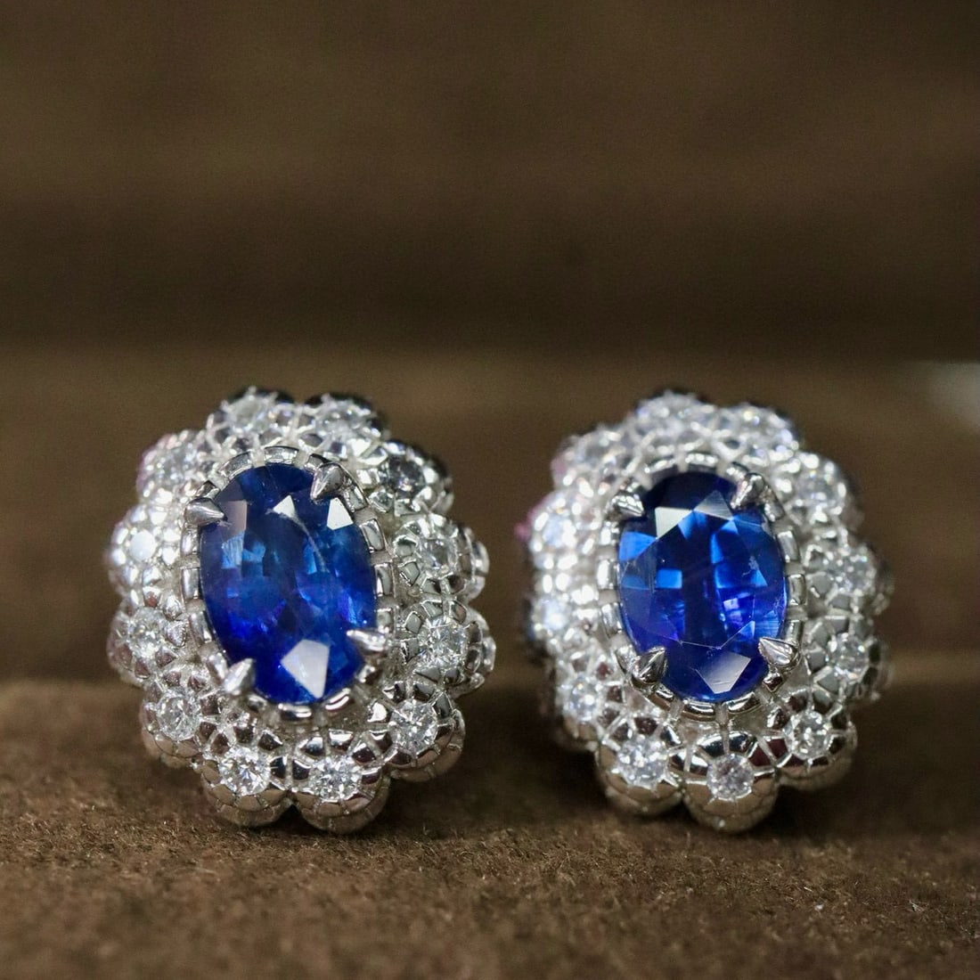 14k Gold 1.24 Ctw Natural Sapphire & Diamond Earrings: Ref:231029171 // gold content:14k gold // main gemstone:sapphire // shape:oval // carat weight:1. 0ct // color:blue // treatment:natural // cut grade:g // // adjacent gemstone 2 : diamond //