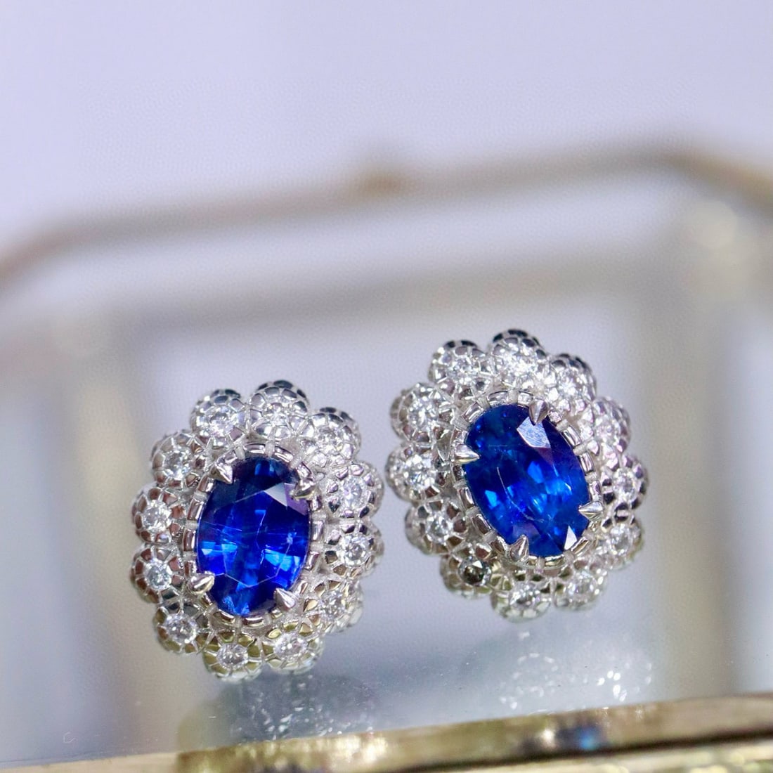 14k Gold 1.24 Ctw Natural Sapphire & Diamond Earrings: Ref:231029173 // gold content:14k gold // main gemstone:sapphire // shape:oval // carat weight:1. 0ct // color:blue // treatment:natural // cut grade:g // // adjacent gemstone 2 : diamond //