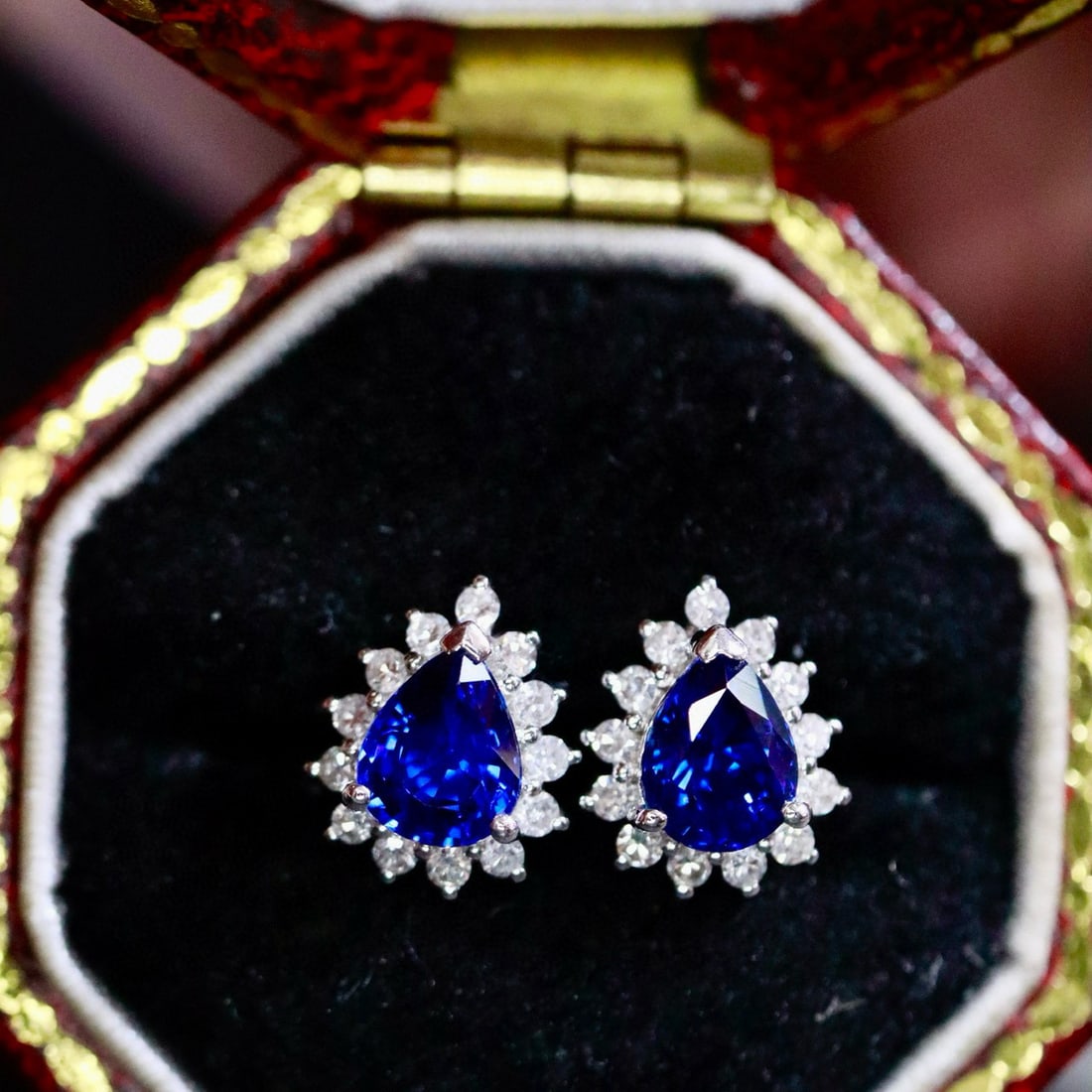 14k Gold 0.87 Ctw Natural Sapphire & Diamond Earrings: Ref:231029185 // gold content:14k gold // main gemstone:sapphire // shape:pear // carat weight:0. 72ct // color:blue // treatment:natural // cut grade:g // // adjacent gemstone 2 : diamond //