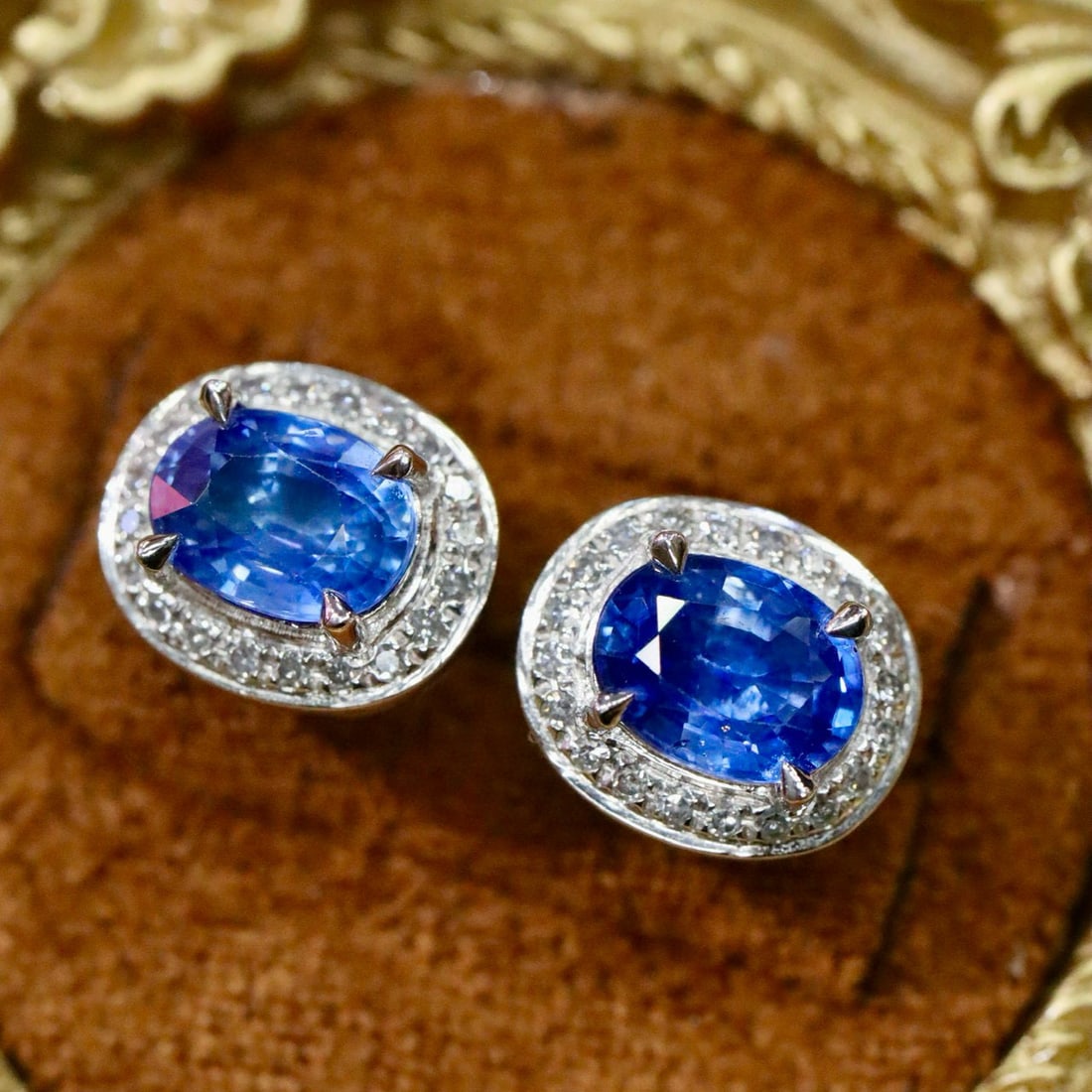 14k Gold 1.91 Ctw Natural Sapphire & Diamond Earrings: Ref:231029194 // gold content:14k gold // main gemstone:sapphire // shape:oval // carat weight:1. 75ct // color:blue // treatment:natural // cut grade:g // // adjacent gemstone 2 : diamond //