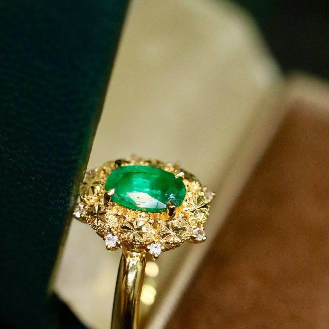 14k Gold 0.68 Ctw Natural Emerald & Diamond Ring - 4