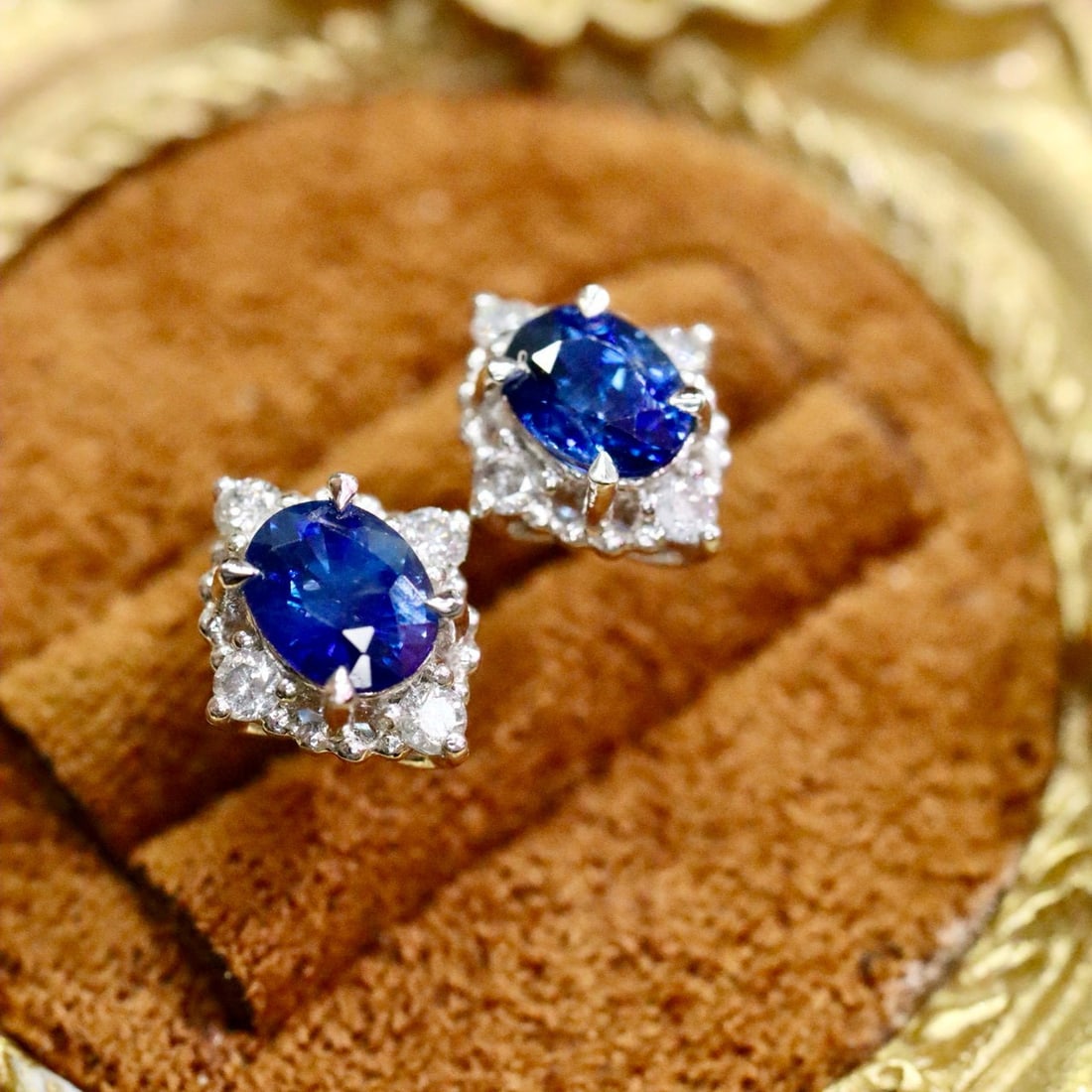 14k Gold 1.26 Ctw Natural Sapphire & Diamond Earrings: Ref:231029200 // gold content:14k gold // main gemstone:sapphire // shape:oval // carat weight:1. 1ct // color:blue // treatment:natural // cut grade:g // // adjacent gemstone 2 : diamond //