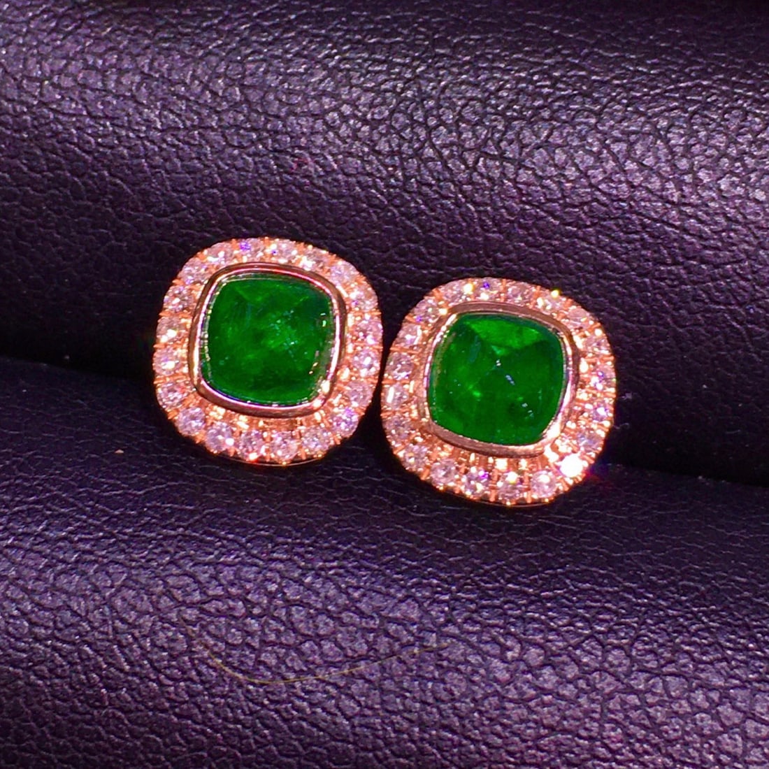 14k Gold 1.42 Ct Natural Emerald & Diamond Earrings: Ref:231029202 // gold content:14k gold // main gemstone:emerald // shape:suger-loaf // carat weight:1. 42ct // color:green // treatment:natural // cut grade:g // // adjacent gemstone 2 : diamond //