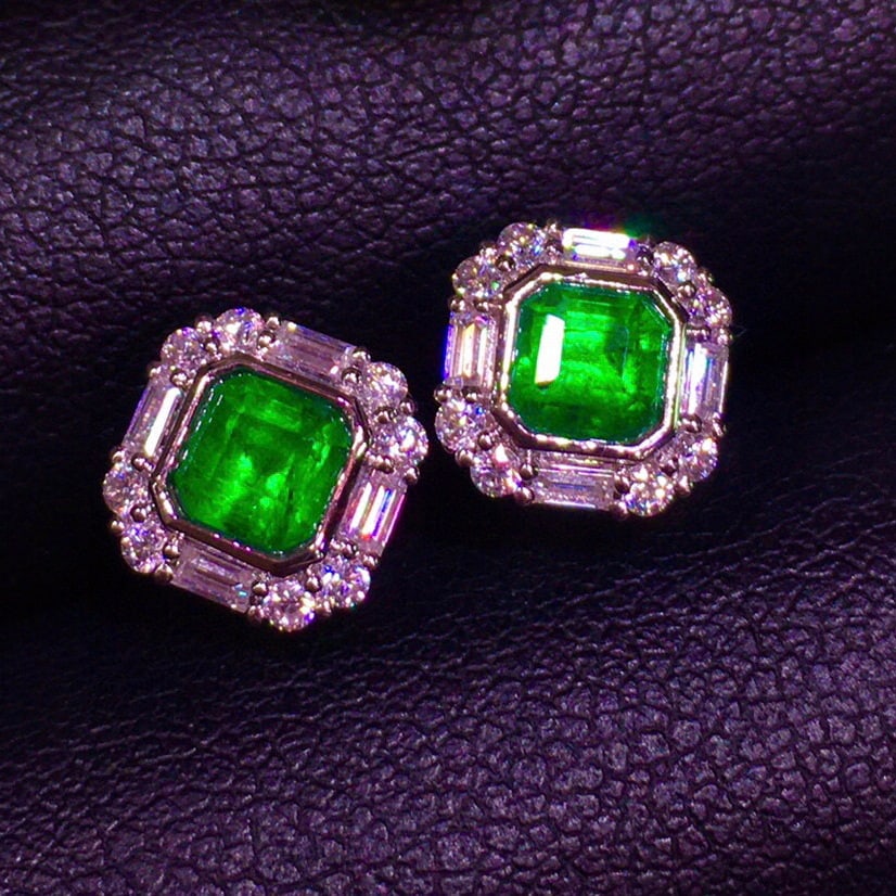 14k Gold 1 Ct Natural Emerald & Diamond Earrings: Ref:231029205 // gold content:14k gold // main gemstone:emerald // shape:emerald // carat weight:1ct // color:green // treatment:natural // cut grade:g // // adjacent gemstone 2 : diamond //
