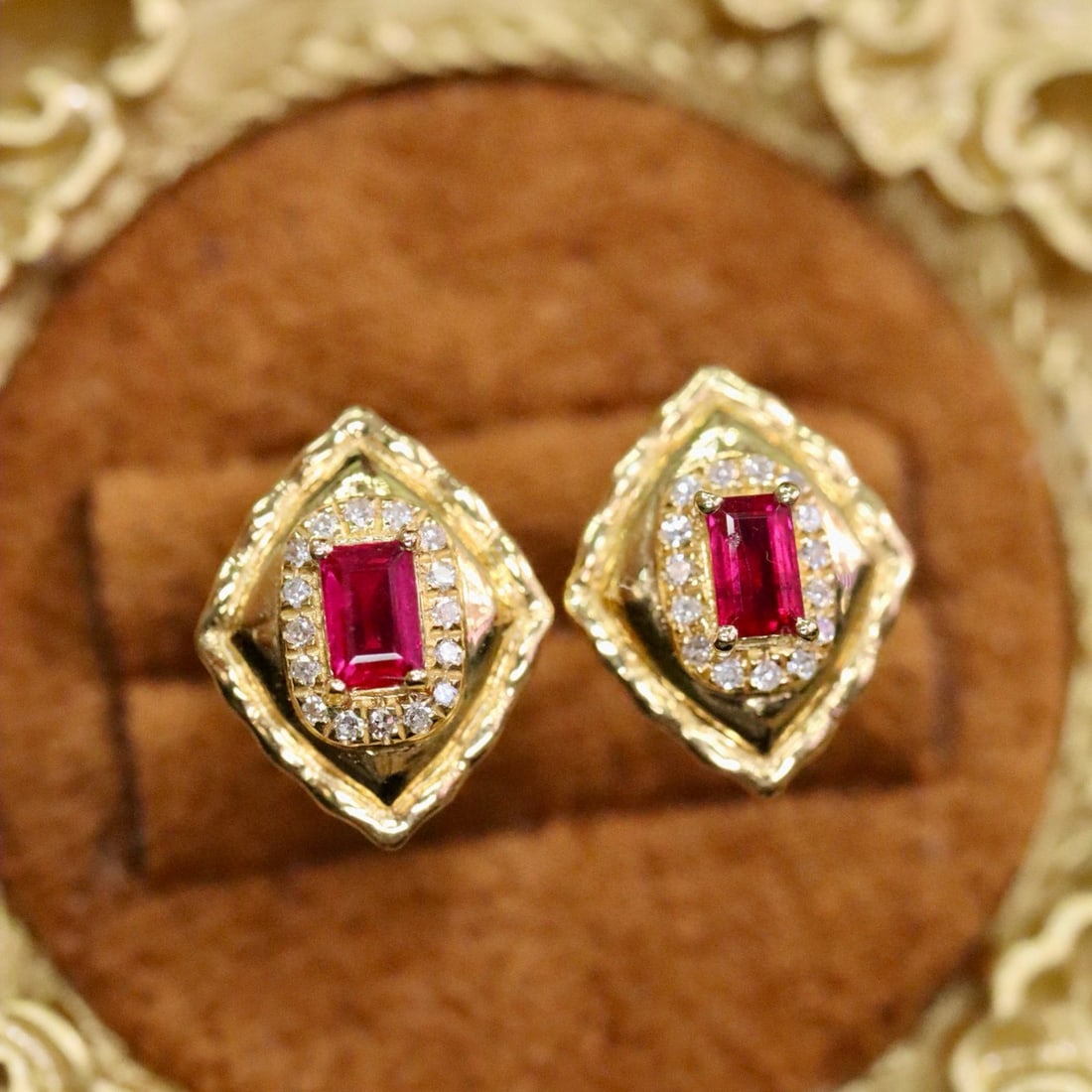 14k Gold 0.39 Ctw Natural Ruby & Diamond Earrings: Ref:231029209 // gold content:14k gold // main gemstone:ruby // shape:emerald // carat weight:0. 30ct // color:red // treatment:natural // cut grade:g // // adjacent gemstone 2 : diamond //