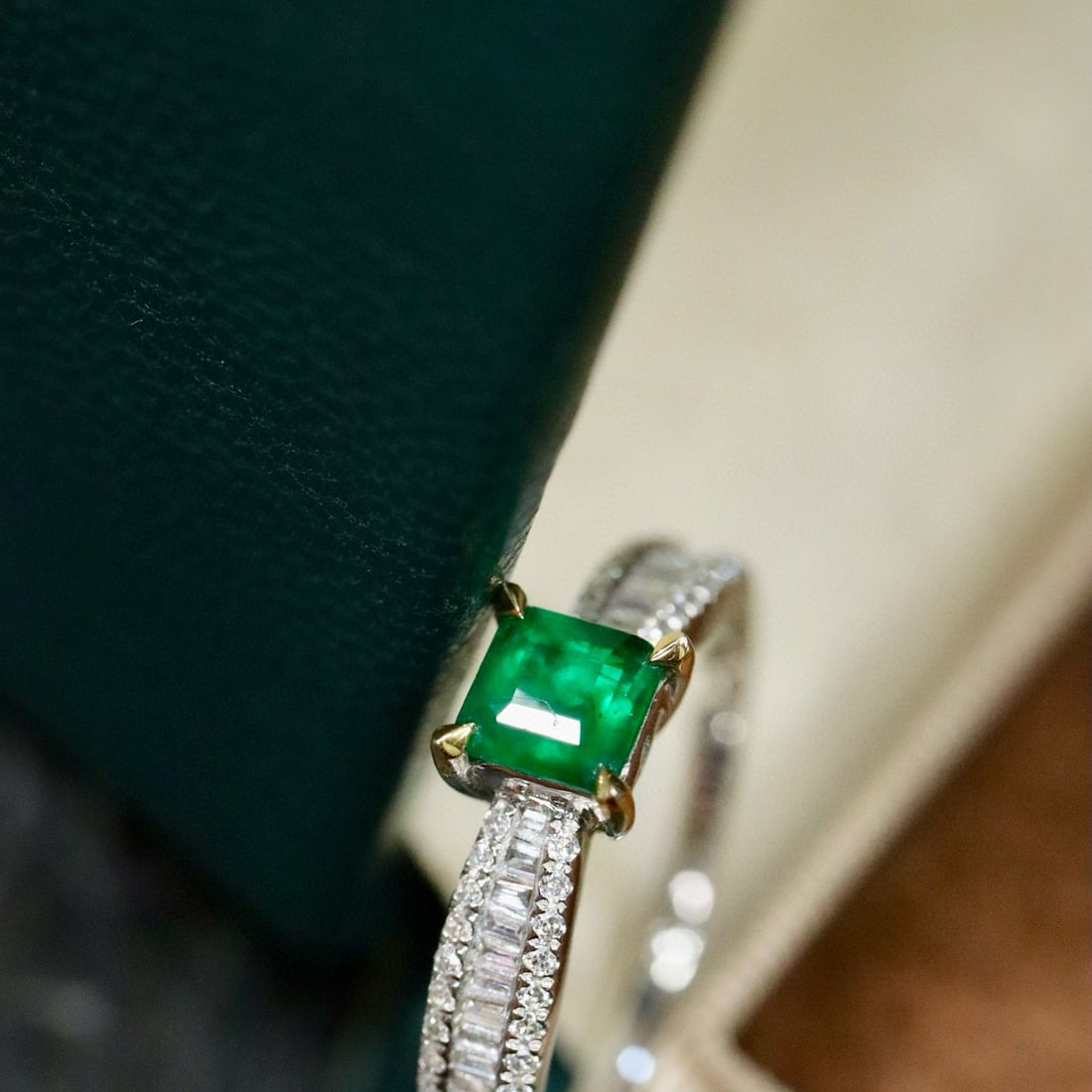 14k Gold 0.65 Ctw Natural Emerald & Diamond Ring - 2