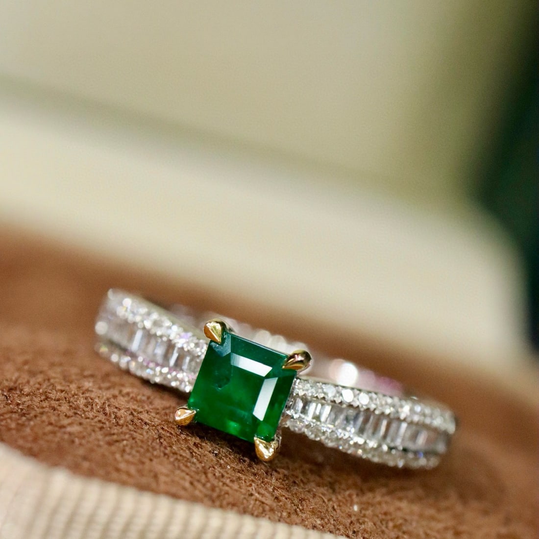 14k Gold 0.65 Ctw Natural Emerald & Diamond Ring - 3