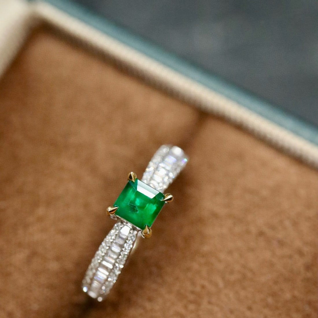 14k Gold 0.65 Ctw Natural Emerald & Diamond Ring - 4