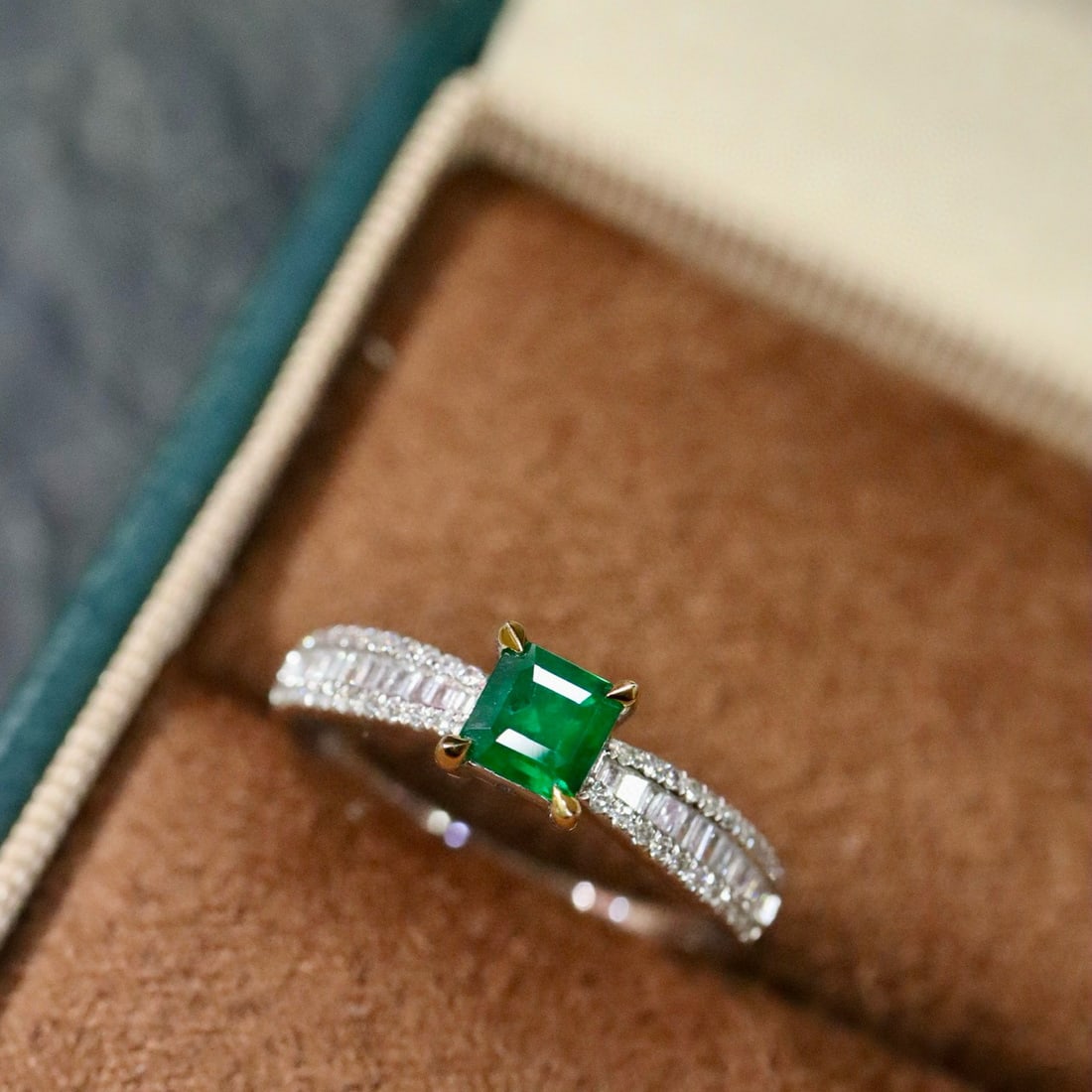 14k Gold 0.65 Ctw Natural Emerald & Diamond Ring - 5