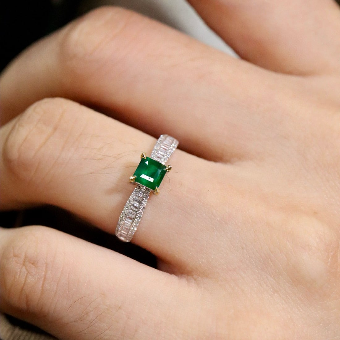 14k Gold 0.65 Ctw Natural Emerald & Diamond Ring - 6