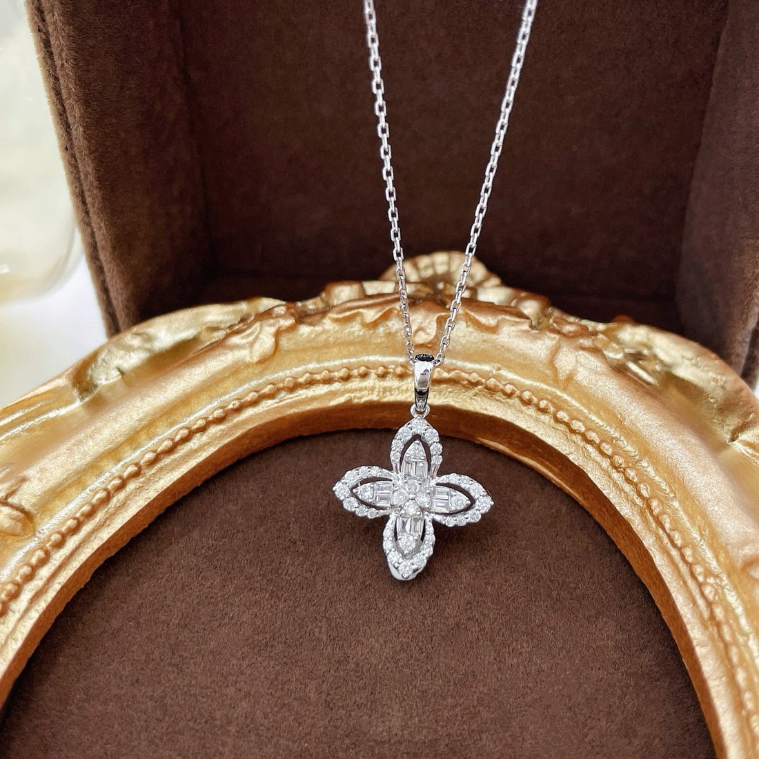 14k Gold 0.27 Ctw Natural H Diamond Pendant( Without Chain ): Ref:231029229 // gold content:14k gold // main gemstone:diamond // shape:round // carat weight:0. 06ct // color:h // treatment:natural // cut grade:g // // adjacent gemstone 2 : diamond //