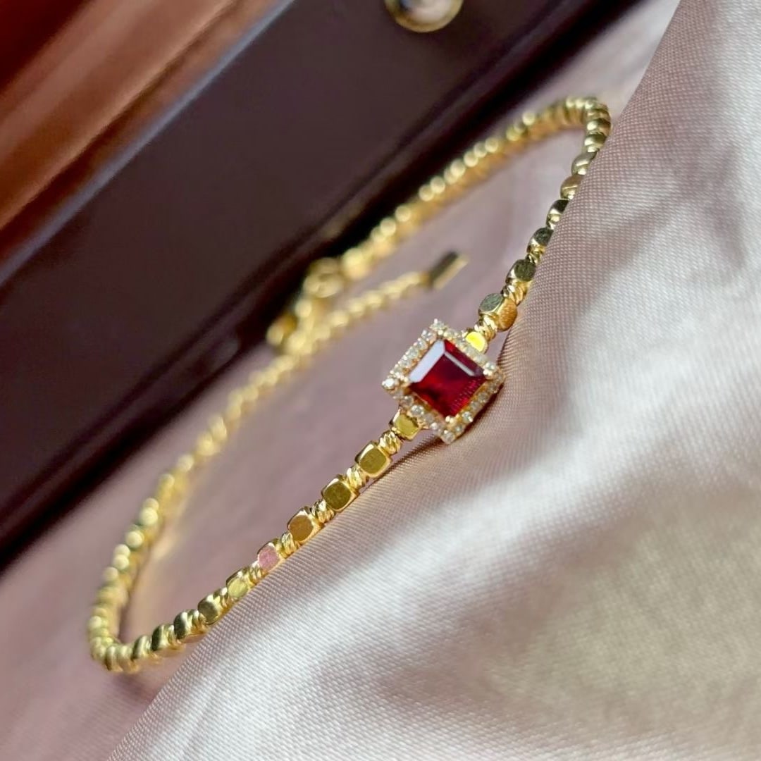 14k Gold 0.55 Ct Natural Ruby & Diamond Bangle: Ref:231029246 // gold content:14k gold // main gemstone:ruby // shape:emerald // carat weight:0. 55ct // color:red // treatment:natural // cut grade:g // // adjacent gemstone 2 : diamond // number of