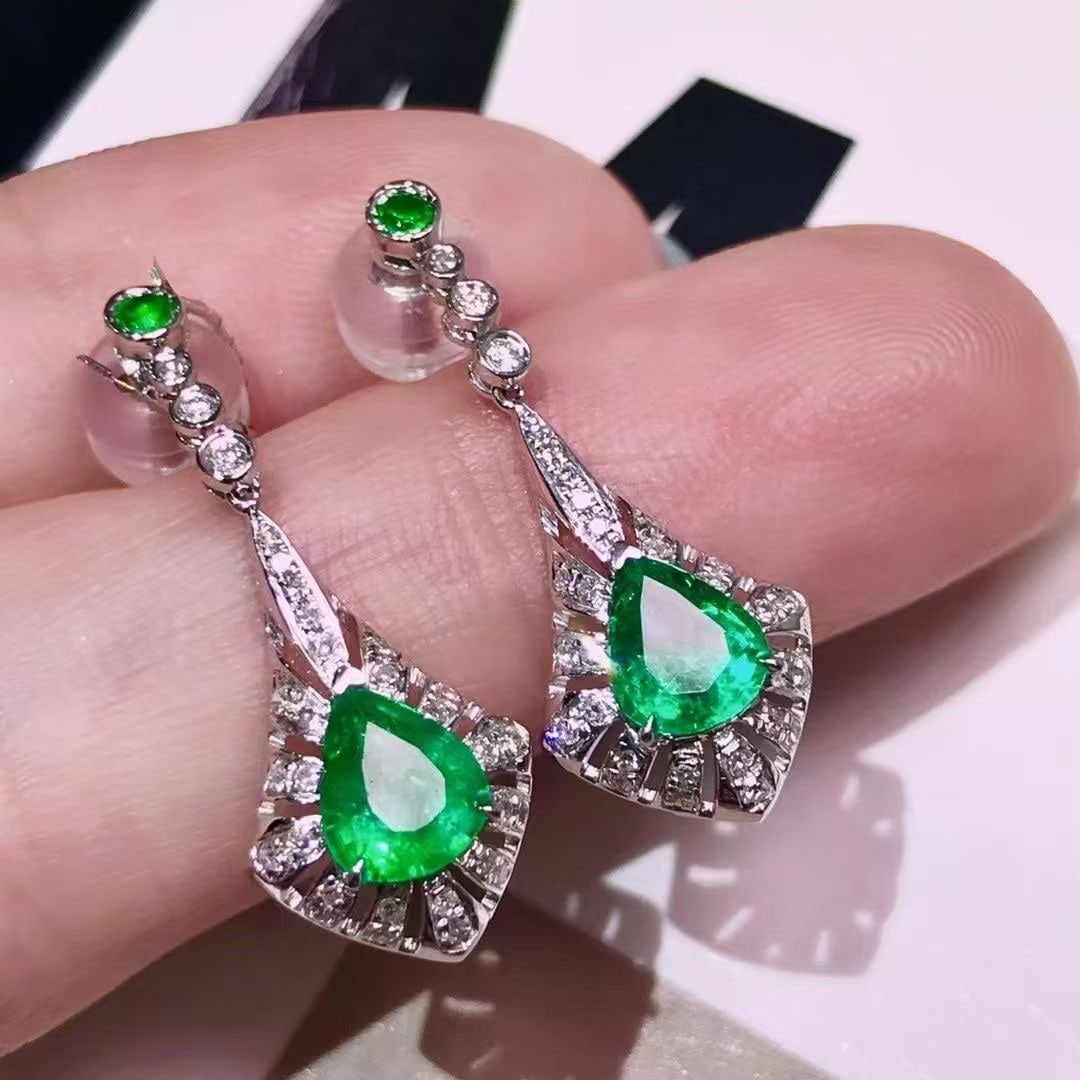 14k Gold 1.1 Ct Natural Emerald & Diamond Earrings: Ref:231029248 // gold content:14k gold // main gemstone:emerald // shape:emerald // carat weight:1. 1ct // color:green // treatment:natural // cut grade:g // // adjacent gemstone 2 : diamond // number