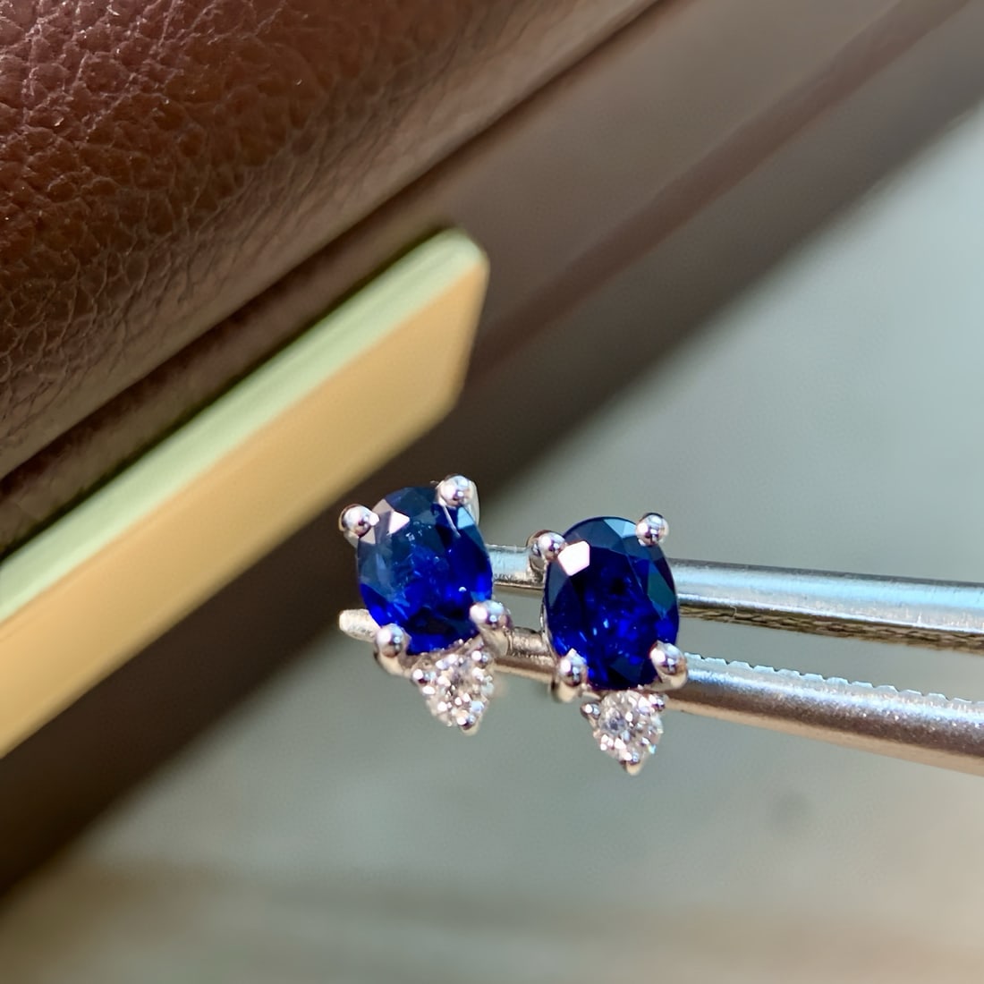 14k Gold 0.58 Ctw Natural Sapphire & Diamond Earrings: Ref:231029251 // gold content:14k gold // main gemstone:sapphire // shape:oval // carat weight:0. 55ct // color:blue // treatment:natural // cut grade:g // // adjacent gemstone 2 : diamond //
