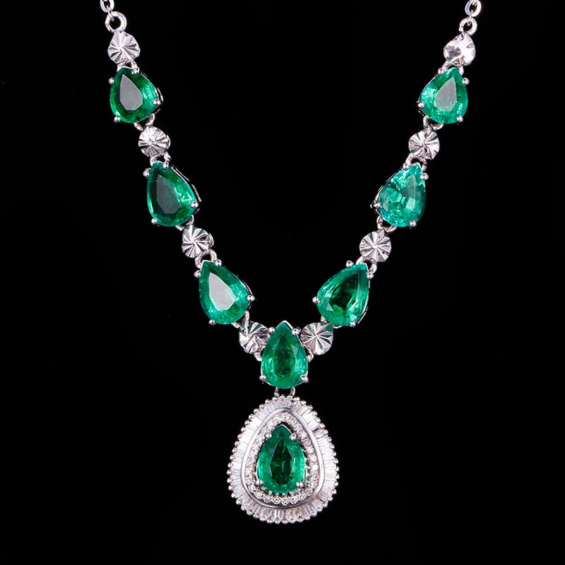 14k Gold 4.93 Ctw Natural Emerald & Diamond Necklace: Ref:231030020 // gold content:14k gold // main gemstone:emerald // shape:pear // carat weight:4. 60ct // color:green // treatment:natural // // adjacent gemstone 2 : diamond // shape:multiply //
