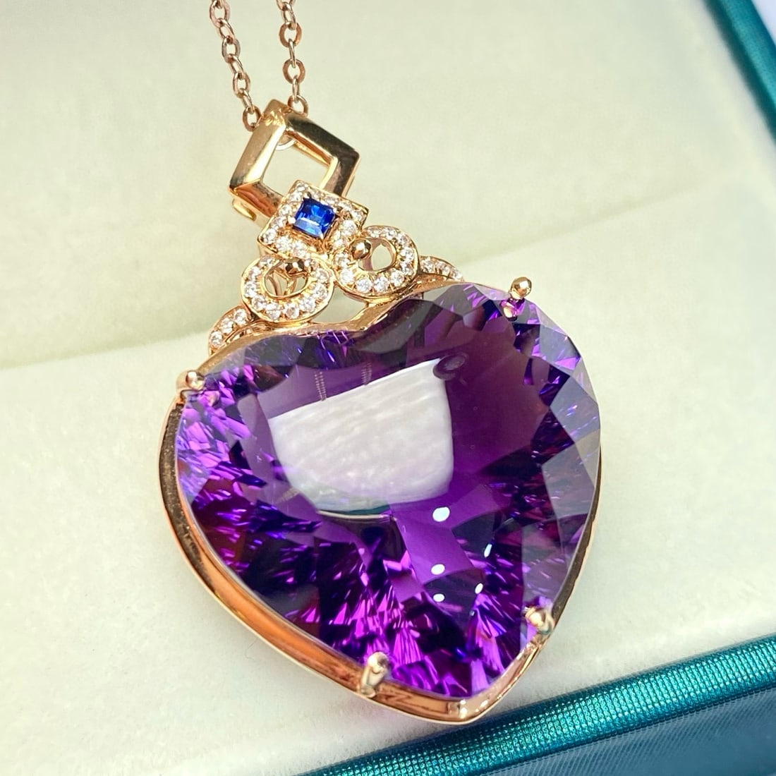 14k Gold 25.5 Ct Natural Amethyst & Zircon Pendant( Without Chain ): Ref:231030079 // gold content:14k gold // main gemstone:amethyst // shape:heart // carat weight:25. 5ct // color:purple // treatment:natural // // adjacent gemstone 2 : zircon // number of stones:40