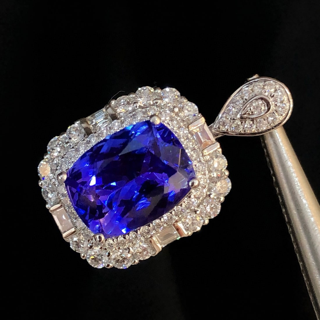 14k Gold 2.64 Ctw Natural Tanzanite & Diamond Pendant( Without Chain ): Ref:231030125 // gold content:14k gold // main gemstone:tanzanite // shape:cushion // carat weight:2. 15ct // color:blue // treatment:natural // // adjacent gemstone 2 : diamond // shape:multiply //