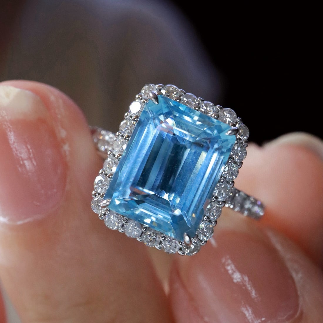 14k Gold 3.59 Ctw Natural Aquamarine & Diamond Ring: Ref:231030133 // gold content:14k gold // ring size:7. 25us // // main gemstone:aquamarine // shape:octagonal // carat weight:3. 04ct // color:santa maria color // treatment:natural // // adjacent