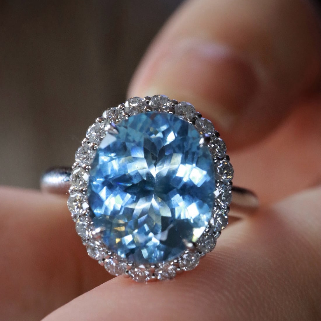 14k Gold 3.19 Ctw Natural Aquamarine & Diamond Ring: Ref:231030134 // gold content:14k gold // ring size:7. 25us // // main gemstone:aquamarine // shape:oval // carat weight:2. 75ct // color:santa maria color // treatment:natural // // adjacent