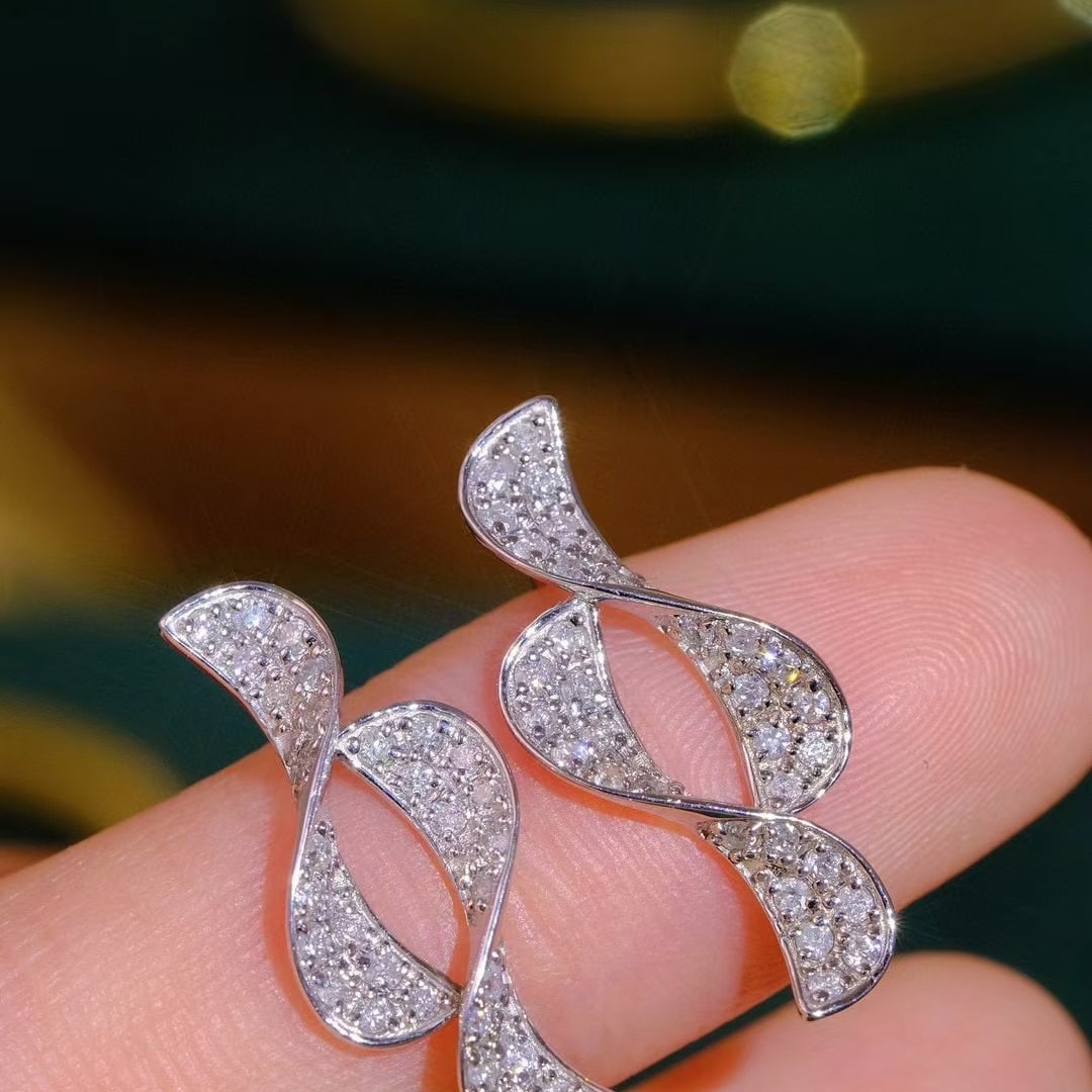 14k Gold 0.66 Ct Natural H Diamond Earrings: Ref:231030144 // gold content:14k gold // main gemstone:diamond // shape:round // carat weight:0. 66ct // clarity grade:vs-si // color:h // treatment:natural // cut grade:g // High Estimate: 3100 Low
