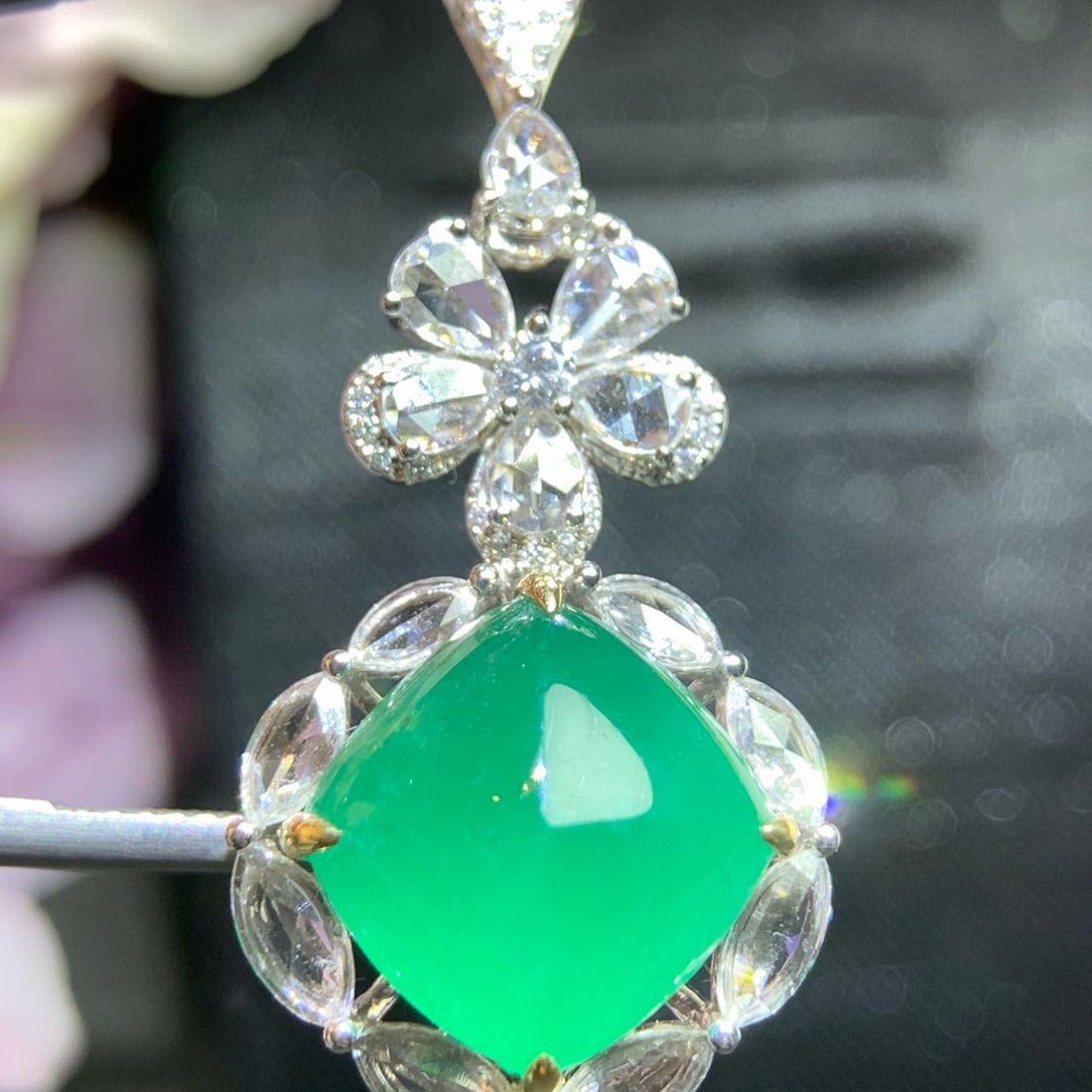14k Gold 6.43 Ct Natural Emerald & Sapphire & Diamond Pendant( Without Chain ): Ref:231030163 // gold content:14k gold // main gemstone:emerald // shape:suger-loaf // carat weight:6. 43ct // color:green // treatment:natural // // adjacent gemstone 2 : sapphire // shape:multiply
