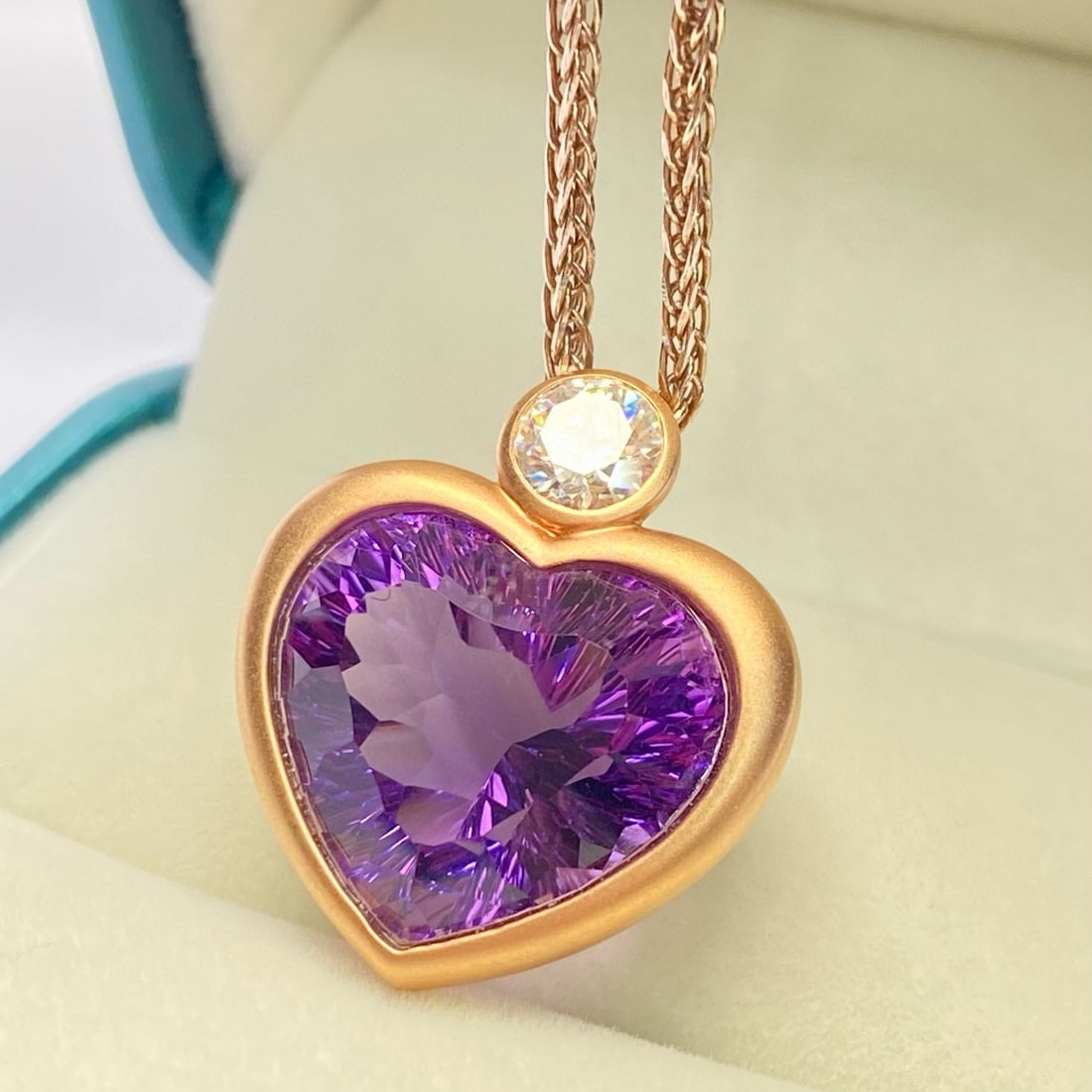 14k Gold 13.65 Ct Natural Amethyst & Diamond Pendant( Without Chain ): Ref:231030181 // gold content:14k gold // main gemstone:amethyst // shape:heart // carat weight:13. 65ct // color:purple // treatment:natural // // adjacent gemstone 2 : diamond // number of stones:1