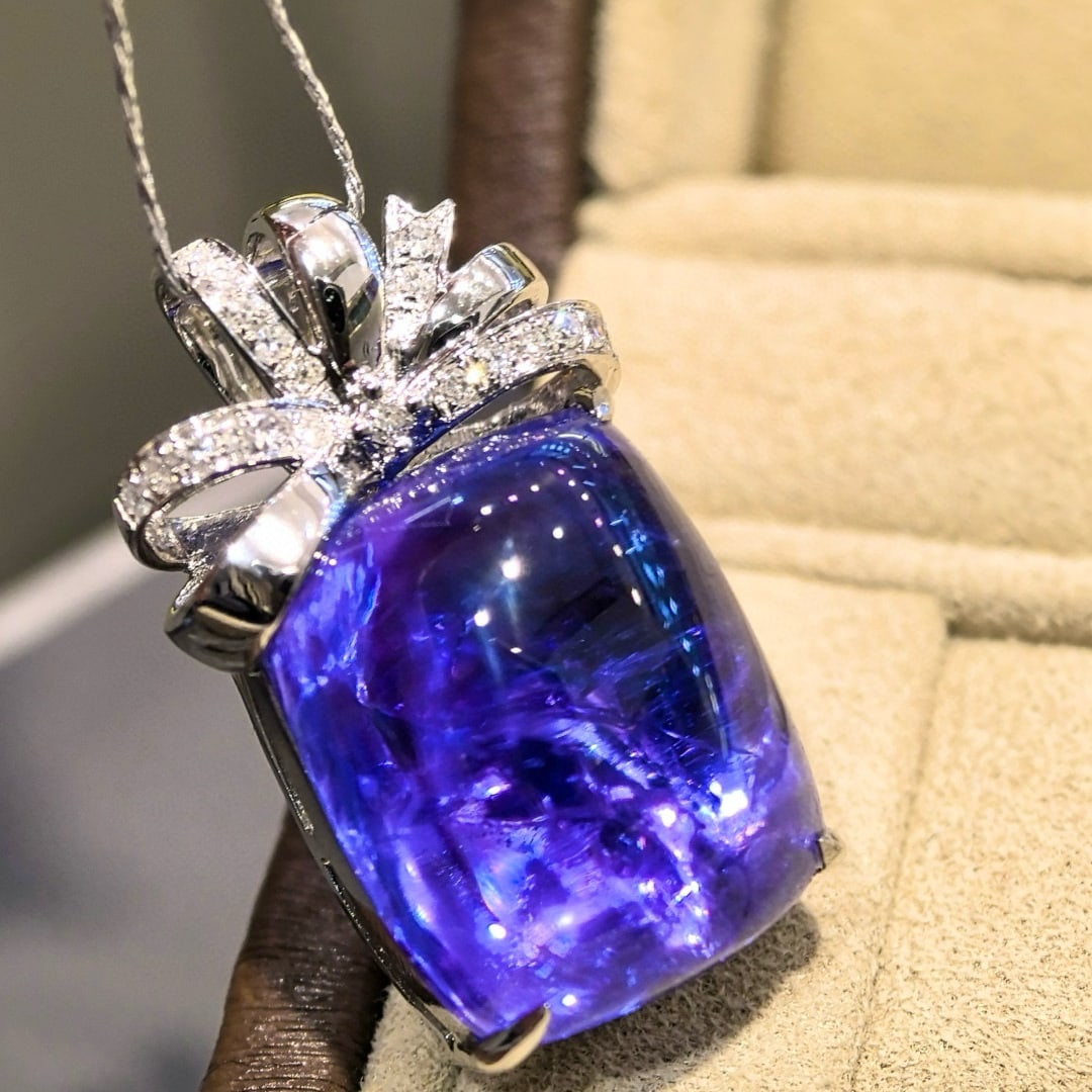 14k Gold 13.61 Ctw Natural Tanzanite & Diamond Pendant( Without Chain ): Ref:231030183 // gold content:14k gold // main gemstone:tanzanite // shape:cushion // carat weight:13. 5ct // color:blue // treatment:natural // // adjacent gemstone 2 : diamond // shape:round //
