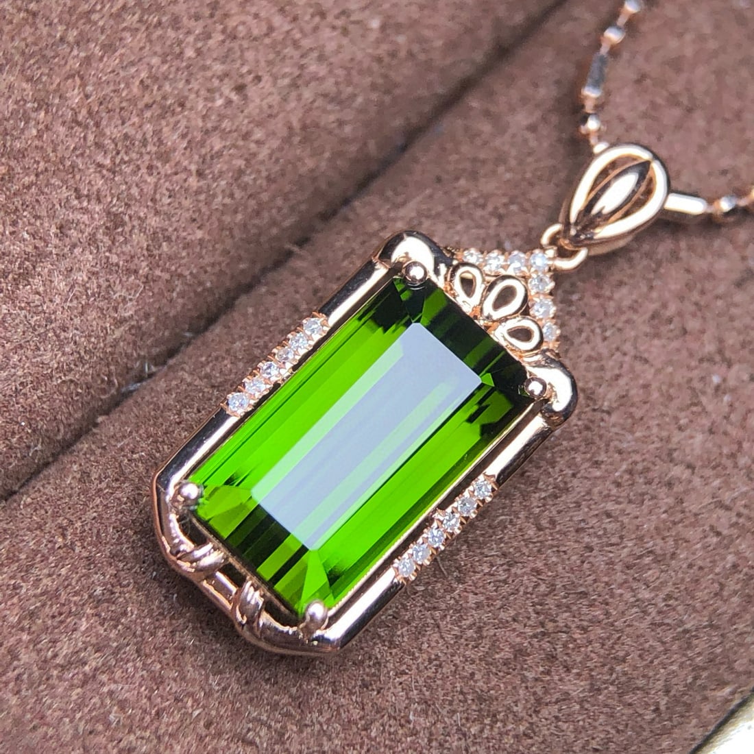 14k Gold 5.35 Ct Natural Tourmaline & Diamond Pendant( Without Chain ): Ref:231030202 // gold content:14k gold // main gemstone:tourmaline // shape:octagonal // carat weight:5. 35ct // color:green // treatment:natural // // adjacent gemstone 2 : diamond // number of