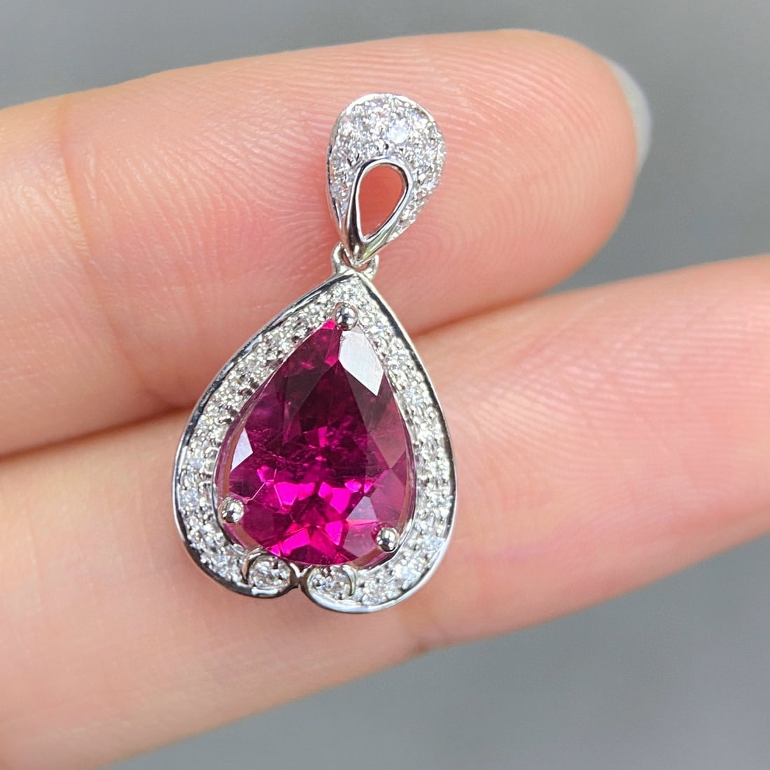14k Gold 2.87 Ctw Natural Tourmaline & Diamond Pendant( Without Chain ): Ref:231030206 // gold content:14k gold // main gemstone:tourmaline // shape:pear // carat weight:2. 66ct // color:red // treatment:natural // // adjacent gemstone 2 : diamond // shape:round // carat w