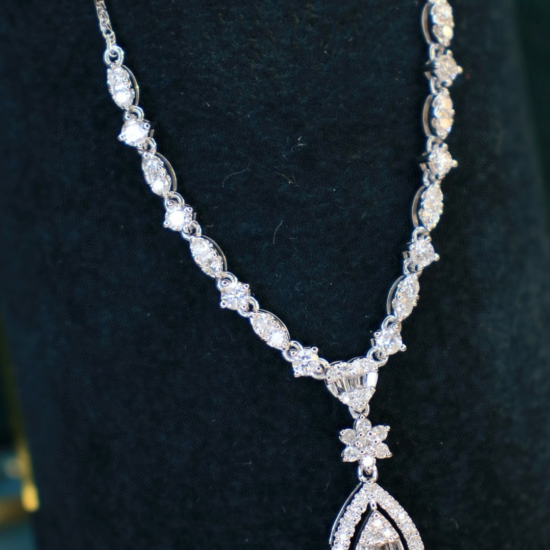 14k Gold 1 Ct Natural H Diamond Necklace: Ref:231030216 // gold content:14k gold // main gemstone:diamond // shape:multiply // carat weight:1ct // clarity grade:vs-si // color:h // treatment:natural // Low Estimate: 4600 Condition: New High