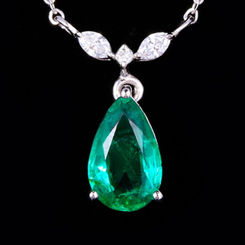 14k Gold 1.13 Ctw Natural Emerald & Diamond Necklace: Ref:231030228 // gold content:14k gold // main gemstone:emerald // shape:pear // carat weight:1. 02ct // color:green // treatment:natural // // adjacent gemstone 2 : diamond // shape:multiply //