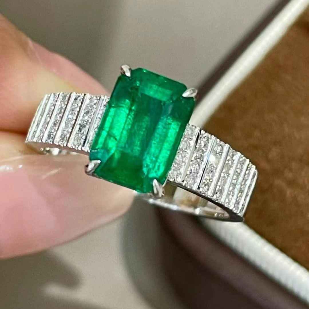 14k Gold 2.36 Ct Vivid Green Natural Emerald & Diamond Ring: Ref:231030232 // gold content:14k gold // ring size:7. 25us // // main gemstone:emerald // shape:octagonal // carat weight:2. 36ct // color:vivid green // treatment:natural // // adjacent gemstone 2