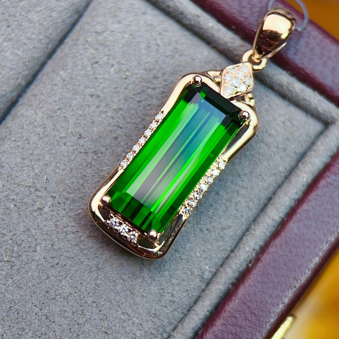 14k Gold 4.63 Ctw Natural Tourmaline & Diamond Pendant( Without Chain ): Ref:231030243 // gold content:14k gold // main gemstone:tourmaline // shape:octagonal // carat weight:4. 55ct // color:green // treatment:natural // // adjacent gemstone 2 : diamond // number of stone