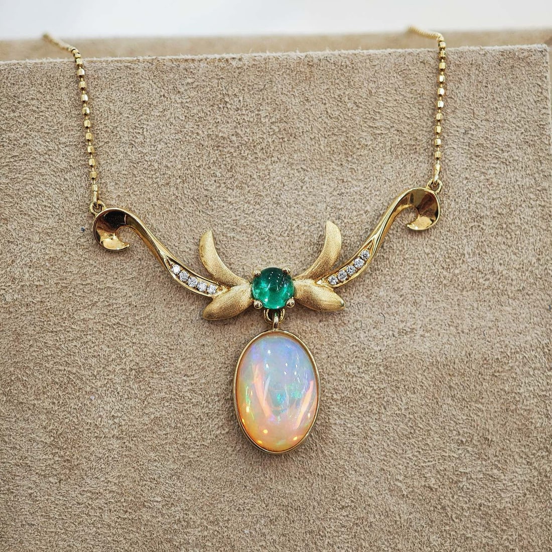 14k Gold 1.87 Ctw Natural Opal & Diamond Necklace: Ref:231030250 // gold content:14k gold // main gemstone:opal // shape:oval // carat weight:1. 83ct // color:color // treatment:natural // // adjacent gemstone 2 : diamond // shape:round // carat
