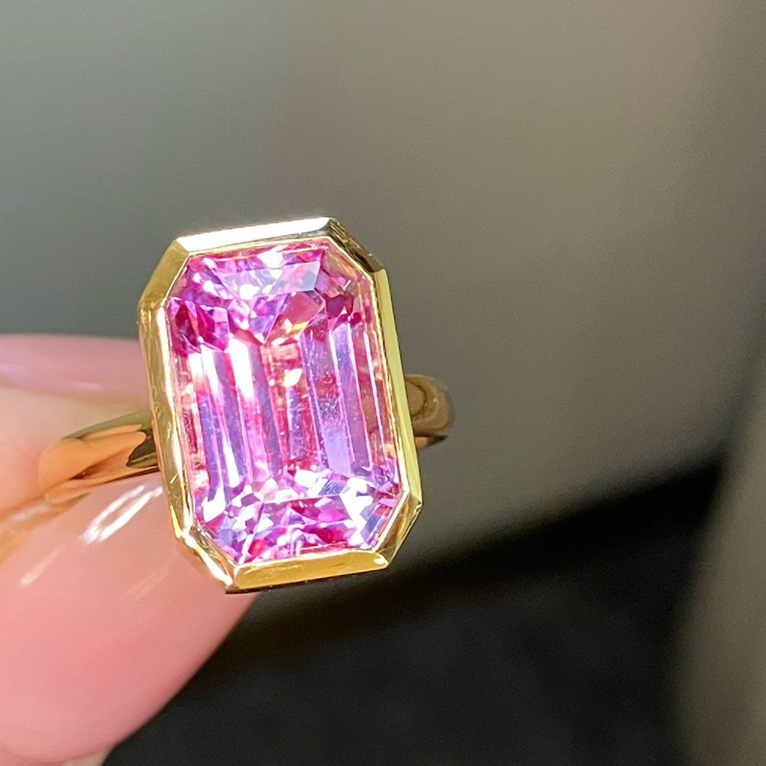 14k Gold 8.5 Ct Natural Kunzite Ring: Ref:231030263 // gold content:14k gold // ring size:7. 25us // // main gemstone:kunzite // shape:octagonal // carat weight:8. 5ct // color:purple // treatment:natural // High Estimate: 6600 Low