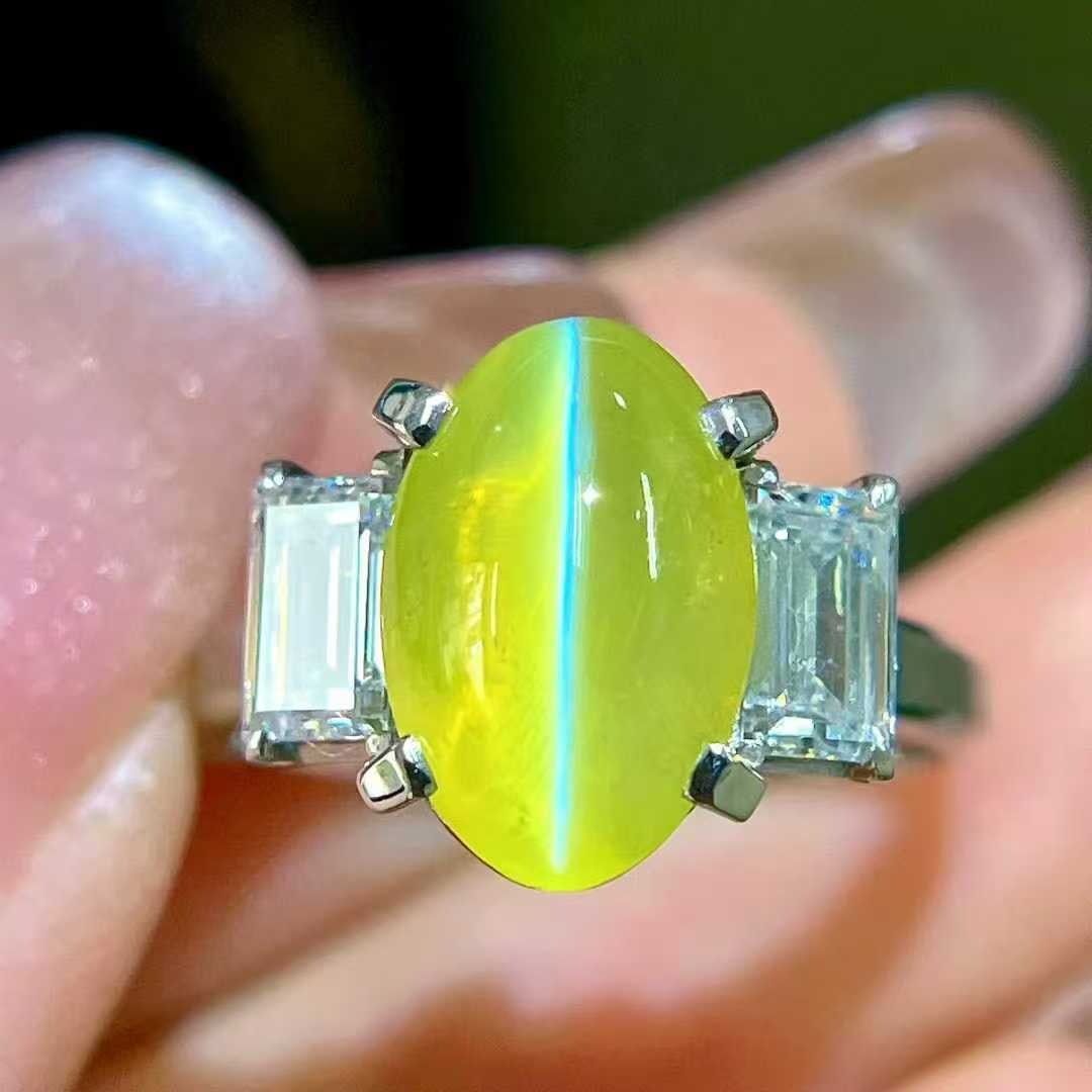 14k Gold 6.12 Ctw Natural Cat's?Eye & Diamond Ring: Ref:231030272 // gold content:14k gold // ring size:7. 25us // // main gemstone:cat's? Eye // shape:oval // carat weight:5. 22ct // color:yellow // treatment:natural // // adjacent gemstone 2 :