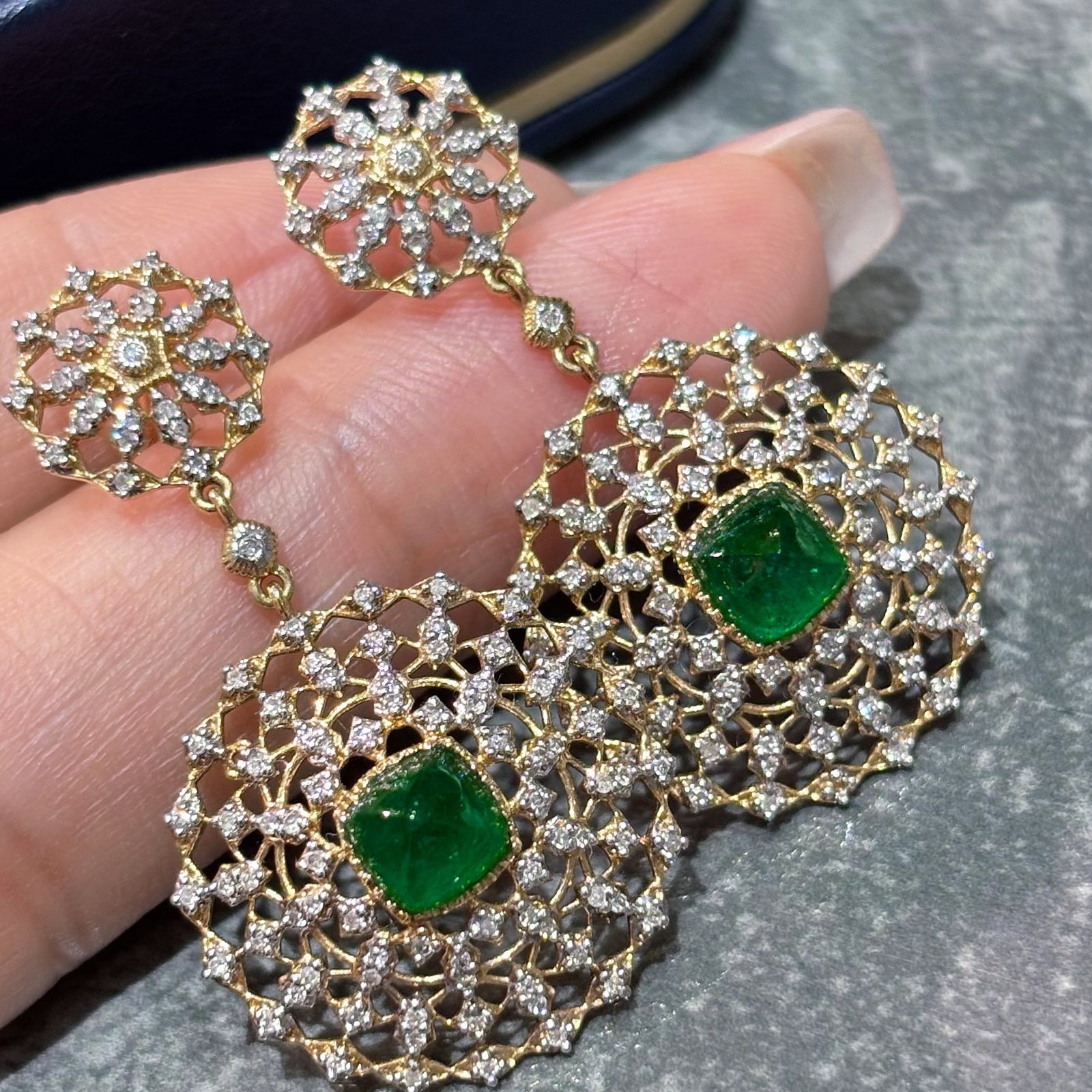 14k Gold 2 Ct Vivid Green Natural Emerald & Diamond Earrings: Ref:231030273 // gold content:14k gold // main gemstone:emerald // shape:suger-loaf // carat weight:2ct // color:vivid green // treatment:natural // // adjacent gemstone 2 : diamond // shape:round // 