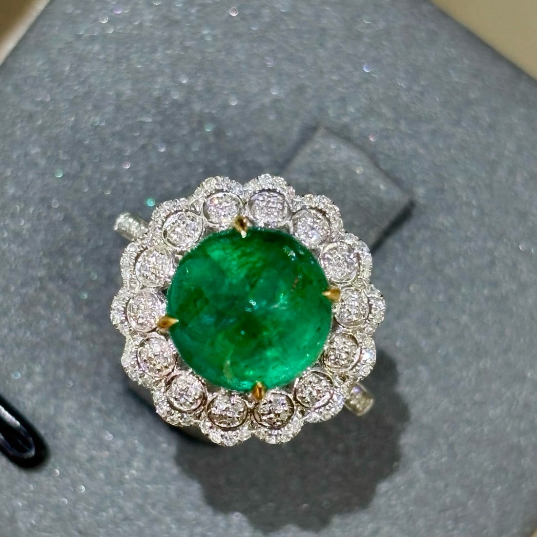 14k Gold 4 Ct Vivid Green Natural Emerald & Diamond Ring: Ref:231030274 // gold content:14k gold // ring size:7. 25us // // main gemstone:emerald // shape:round // carat weight:4ct // color:vivid green // treatment:natural // cut grade:g // // adjacent gemst