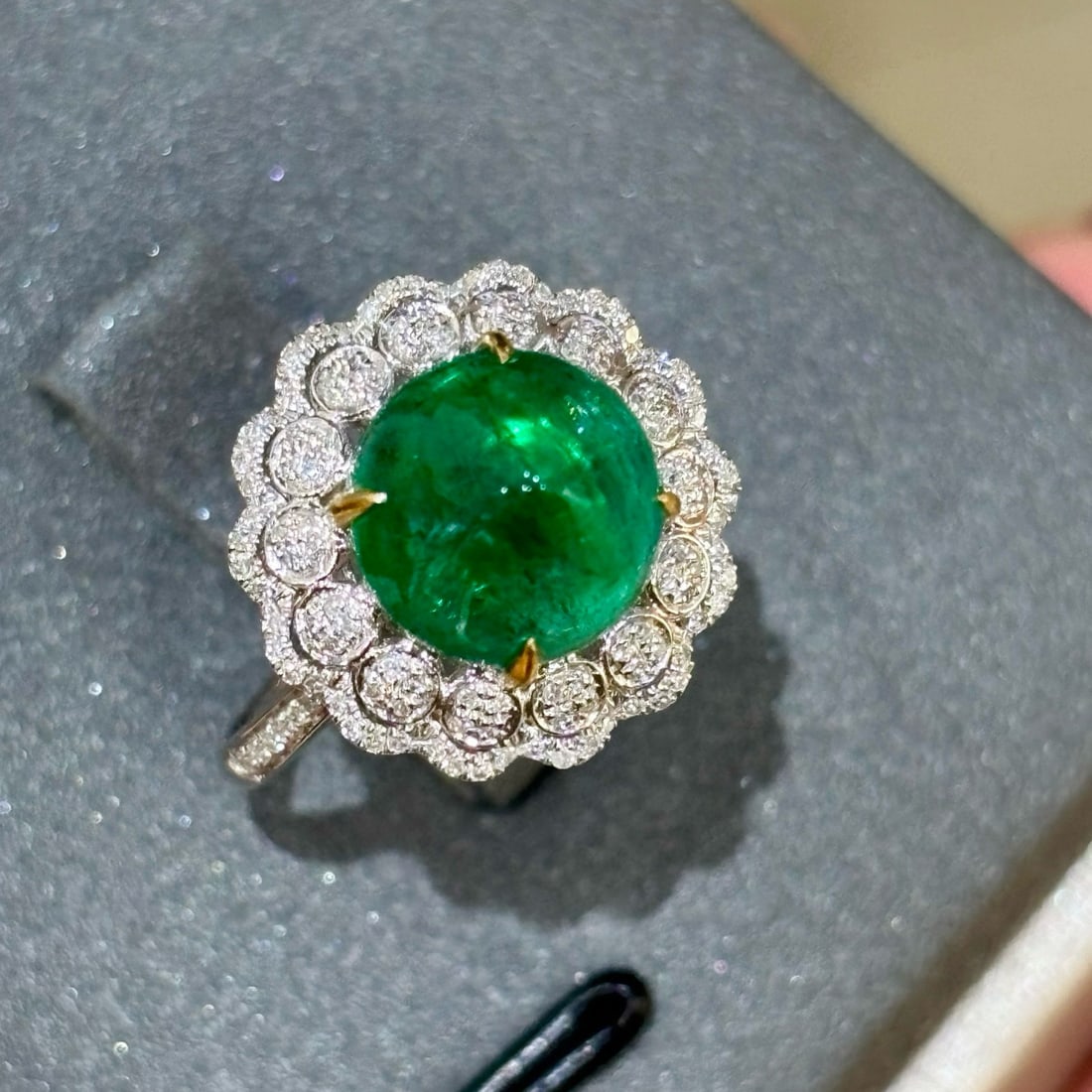 14k Gold 4 Ct Vivid Green Natural Emerald & Diamond Ring - 3