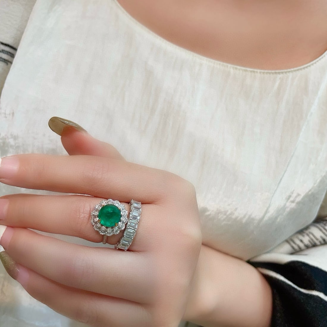 14k Gold 4 Ct Vivid Green Natural Emerald & Diamond Ring - 7