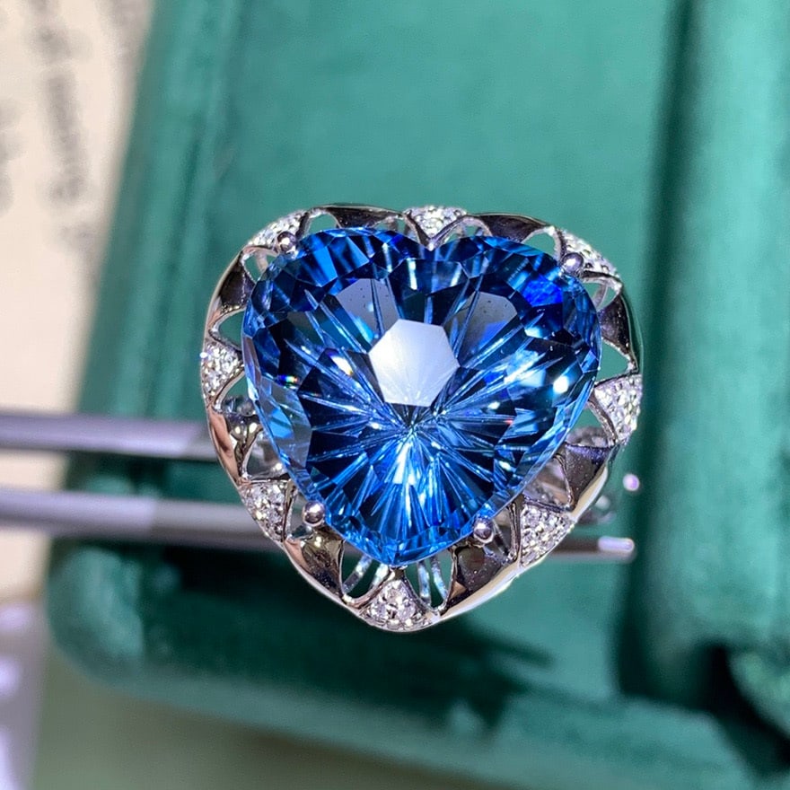 14k Gold 13.8 Ct Natural Topaz & Diamond Ring: Ref:231030278 // gold content:14k gold // ring size:7. 25us // // main gemstone:topaz // shape:heart // carat weight:13. 8ct // color:blue // treatment:natural // // adjacent gemstone 2 : diamond //
