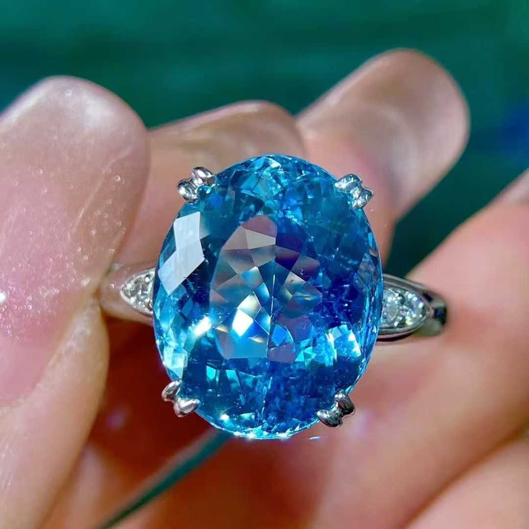 14k Gold 7.60 Ctw Natural Aquamarine & Diamond Ring: Ref:231030293 // gold content:14k gold // ring size:7. 25us // // main gemstone:aquamarine // shape:oval // carat weight:7. 5ct // color:santa maria color // treatment:natural // // adjacent gemstone