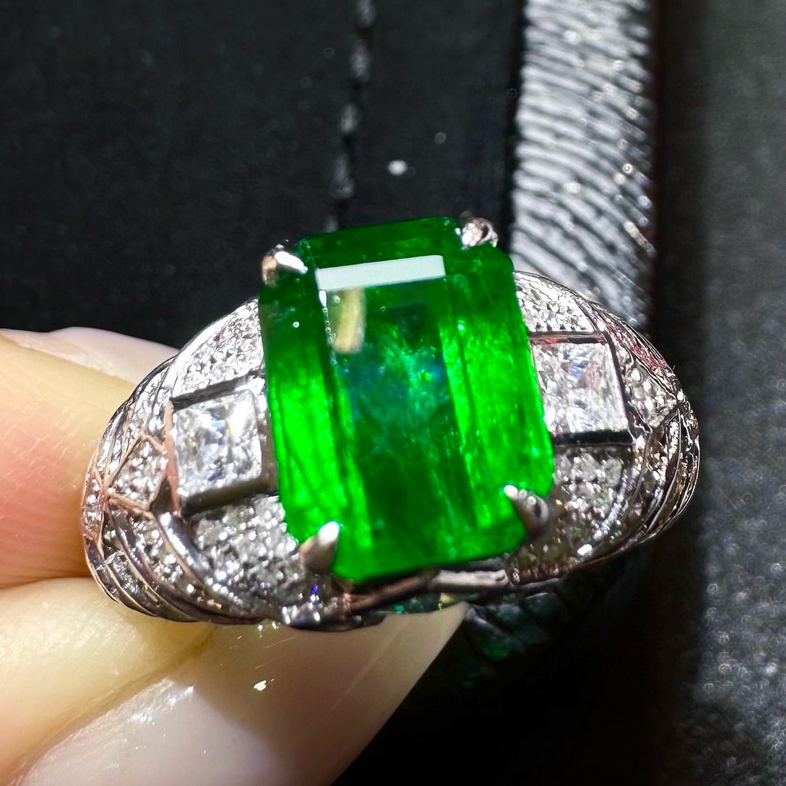 14k Gold 2.78 Ctw Vivid Green Natural Emerald & Diamond Ring: Ref:231030313 // gold content:14k gold // ring size:7. 25us // // main gemstone:emerald // shape:octagonal // carat weight:2. 37ct // color:vivid green // treatment:natural // // adjacent gemstone 2