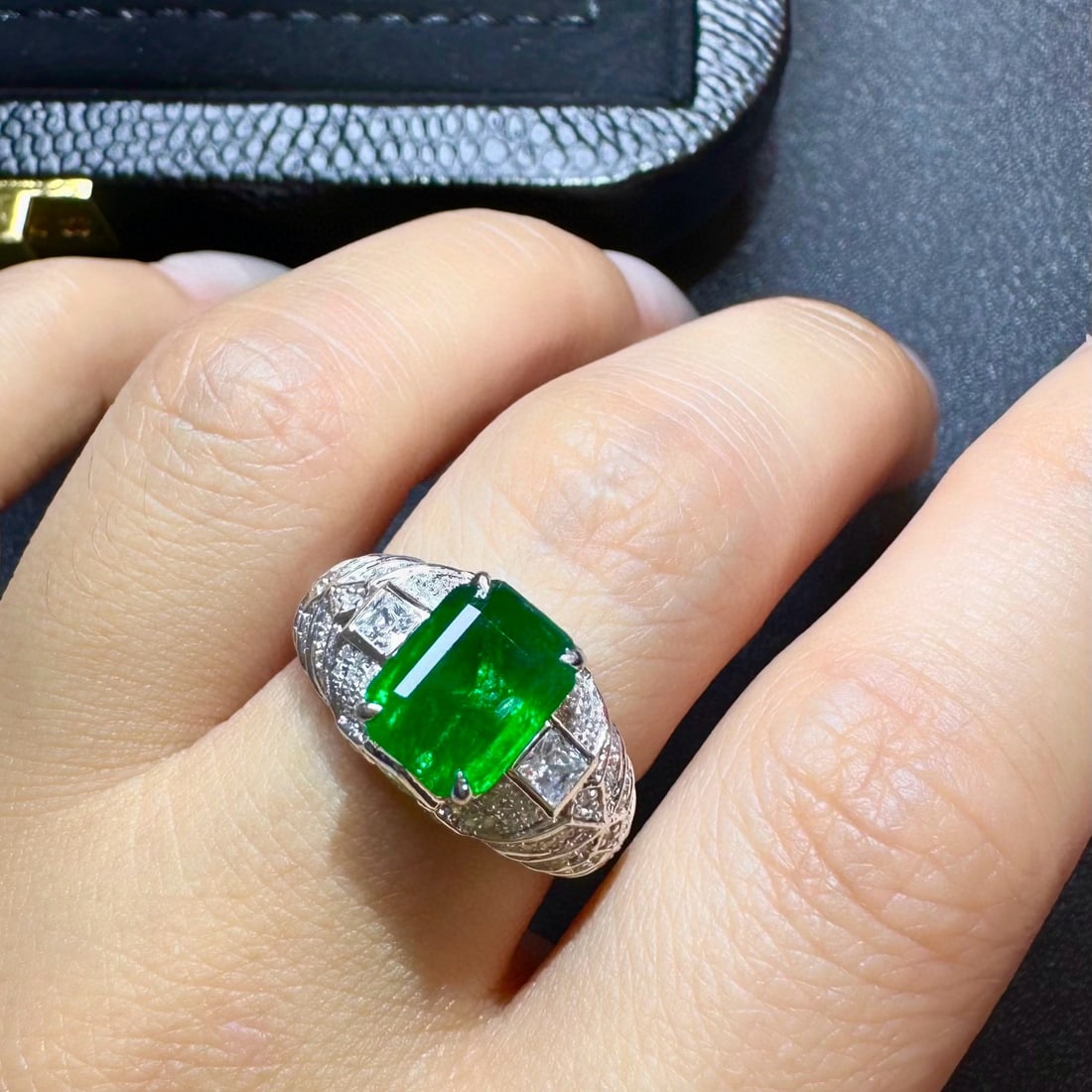 14k Gold 2.78 Ctw Vivid Green Natural Emerald & Diamond Ring - 3