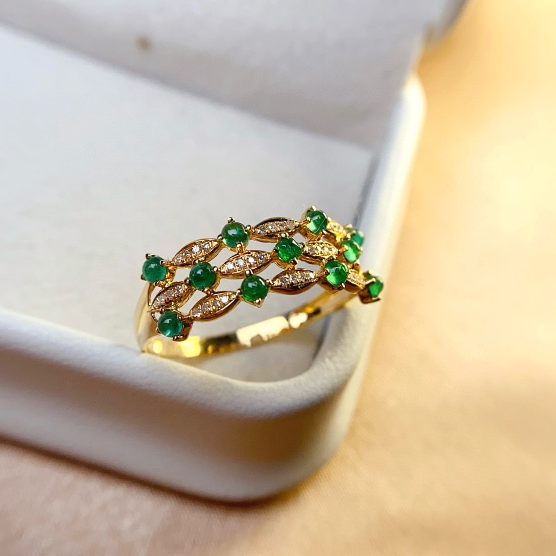 14k Gold 1.00 Ct Natural Emerald & Diamond Ring: Ref:231030319 // gold content:14k gold // ring size:7. 25us // // main gemstone:emerald // shape:round // carat weight:1. 00ct // color:green // treatment:natural // cut grade:g // // adjacent