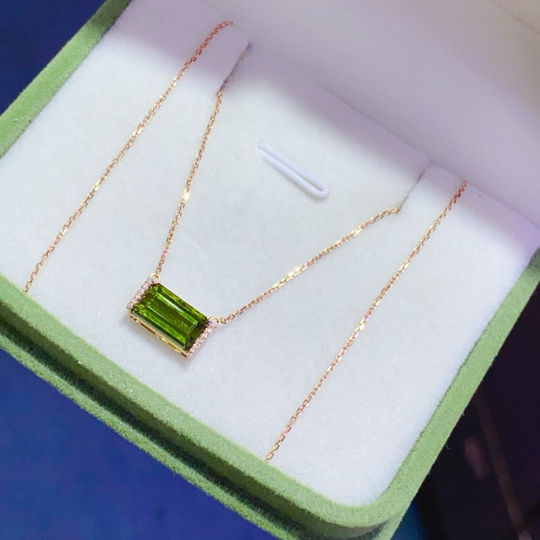 14k Gold 2.2 Ct Natural Tourmaline & Diamond Necklace: Ref:231030329 // gold content:14k gold // main gemstone:tourmaline // shape:octagonal // carat weight:2. 2ct // color:green // treatment:natural // // adjacent gemstone 2 : diamond // number of